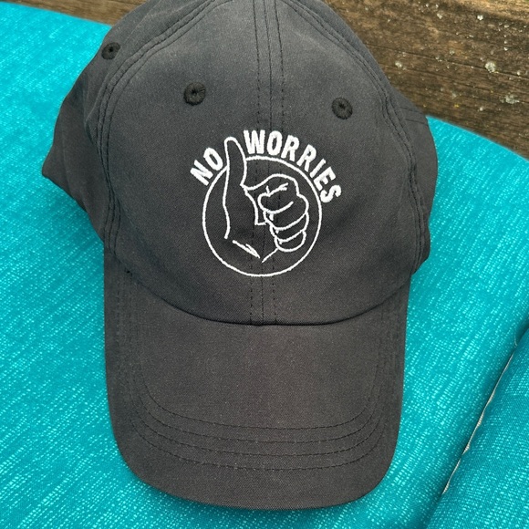 Black 'No Worries' Cap - Picture 1 of 3